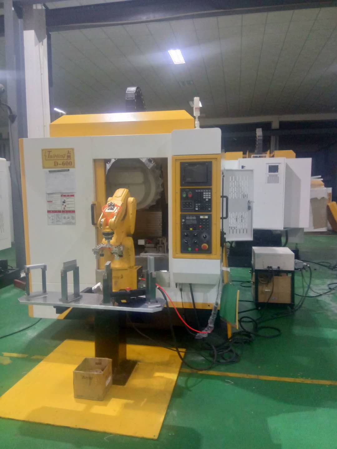 高速钻孔攻牙机D-600 (带机械手，全自动上下料）